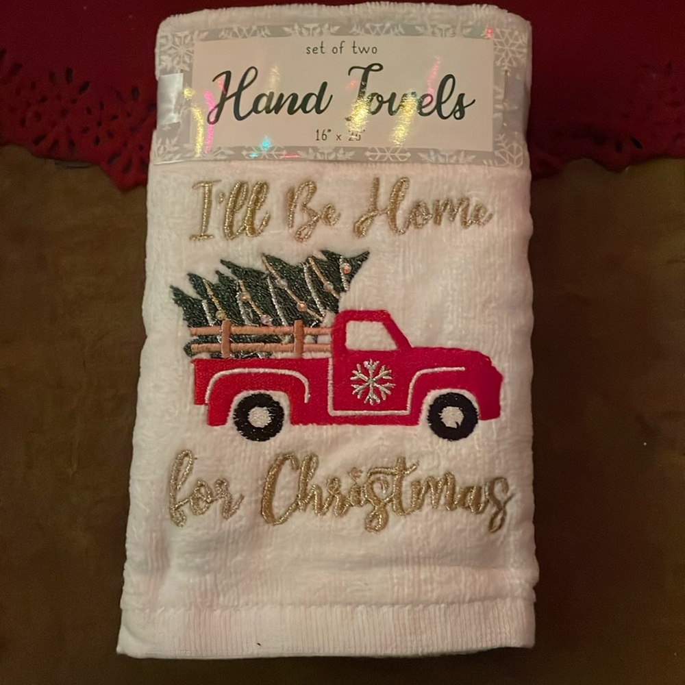 Set of 2 Christmas hand towels NWT